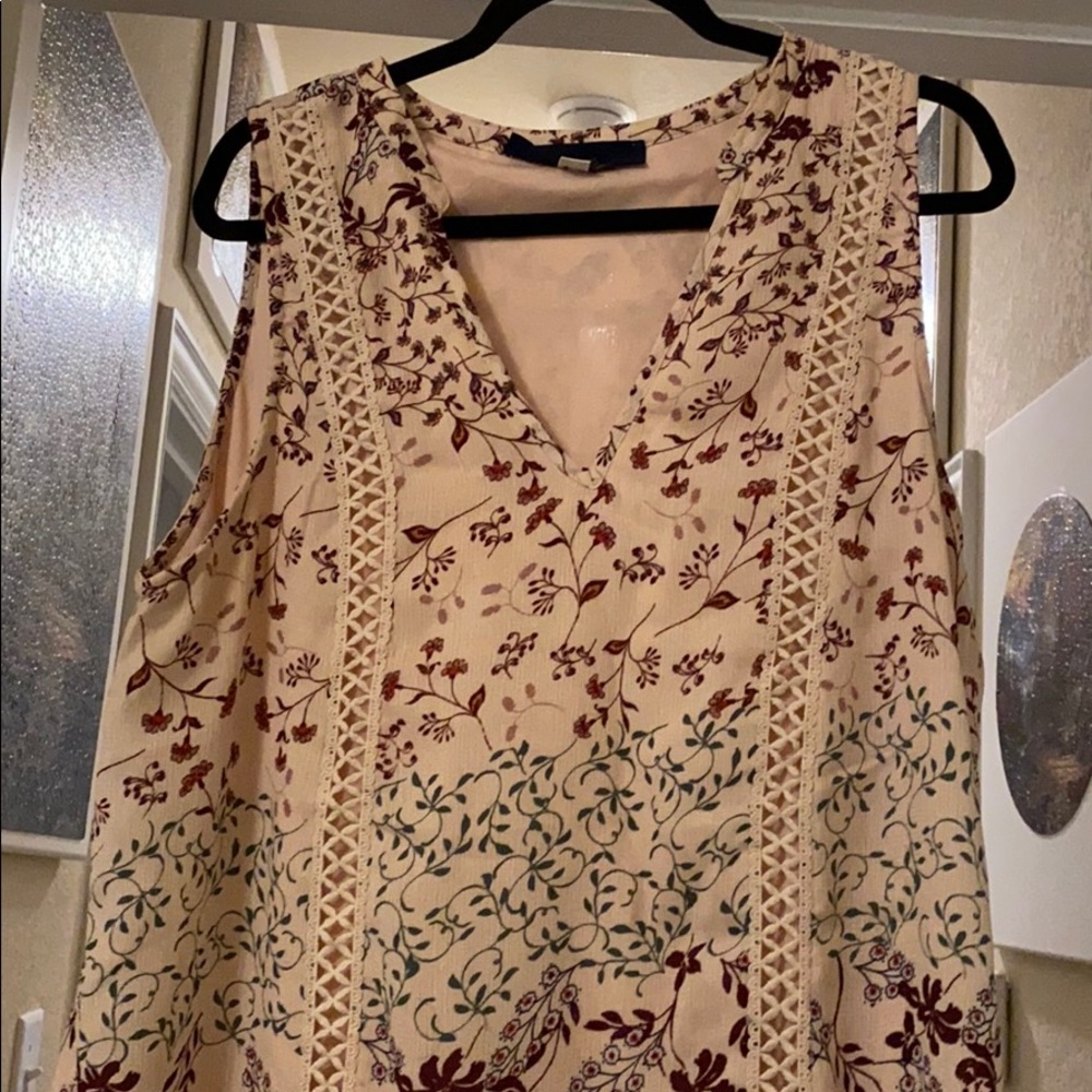 Loose and sleeveless dress